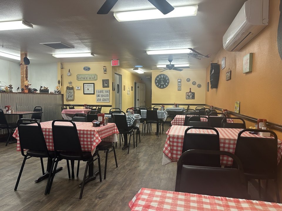 Front view of Flo's Country Cafe.